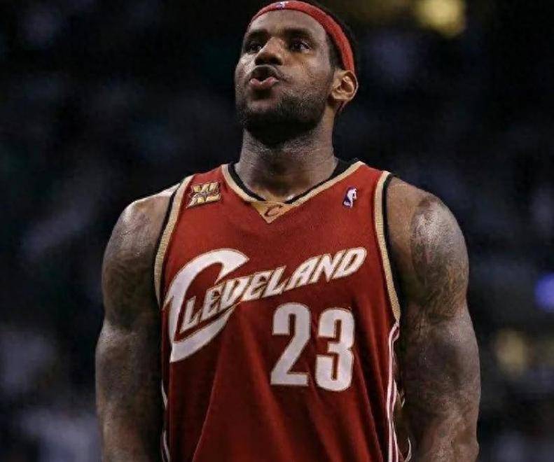 开云体育-詹姆斯迎来十五赛季出色发挥，西班牙队观众热烈欢呼！-开云体育